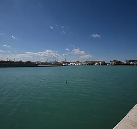 Apt In Marinagri Поликоро
